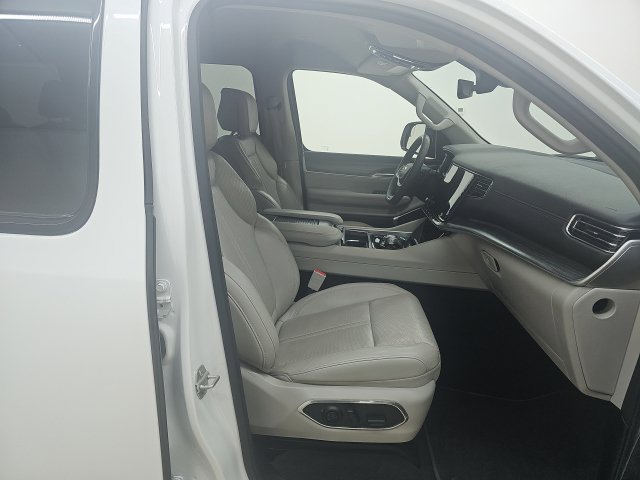 Used 2024 Jeep Wagoneer L Series II w/ Flexible Seating Group AWD/4WD image 22