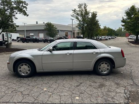 Used 2005 Chrysler 300 Touring RWD image 2