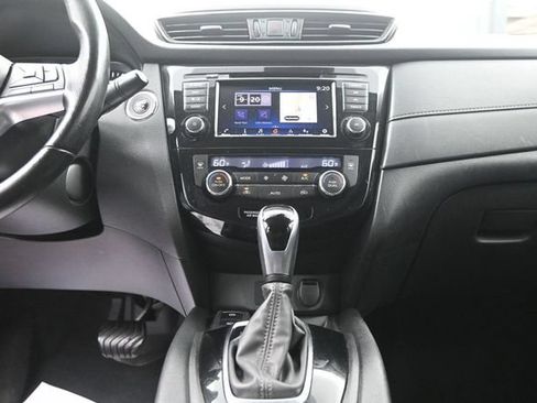 Used 2020 Nissan Rogue SV w/ Premium Package FWD image 12