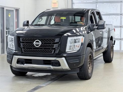 Used 2020 Nissan Titan SV w/ SV Convenience Package AWD/4WD image 3