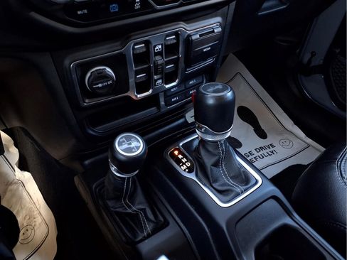 Used 2023 Jeep Wrangler Unlimited Sahara AWD/4WD image 6