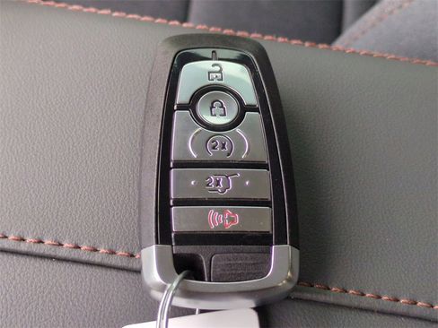 New 2025 Ford Expedition Active image 27