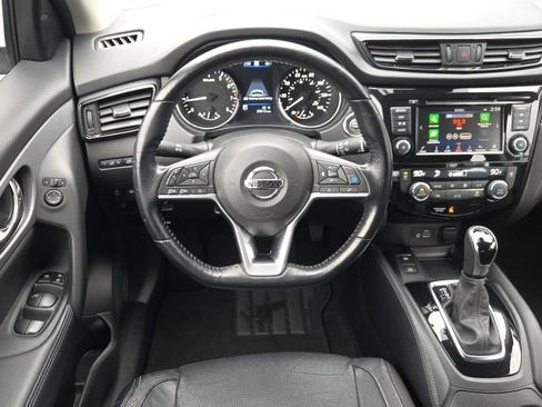 Used 2020 Nissan Rogue Sport SL image 2