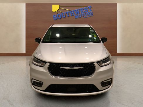 Used 2024 Chrysler Pacifica Touring-L image 6