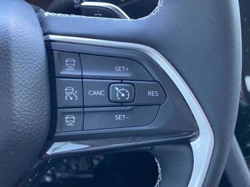 Used 2023 Jeep Grand Cherokee Laredo w/ Luxury Tech Group I AWD/4WD image 32