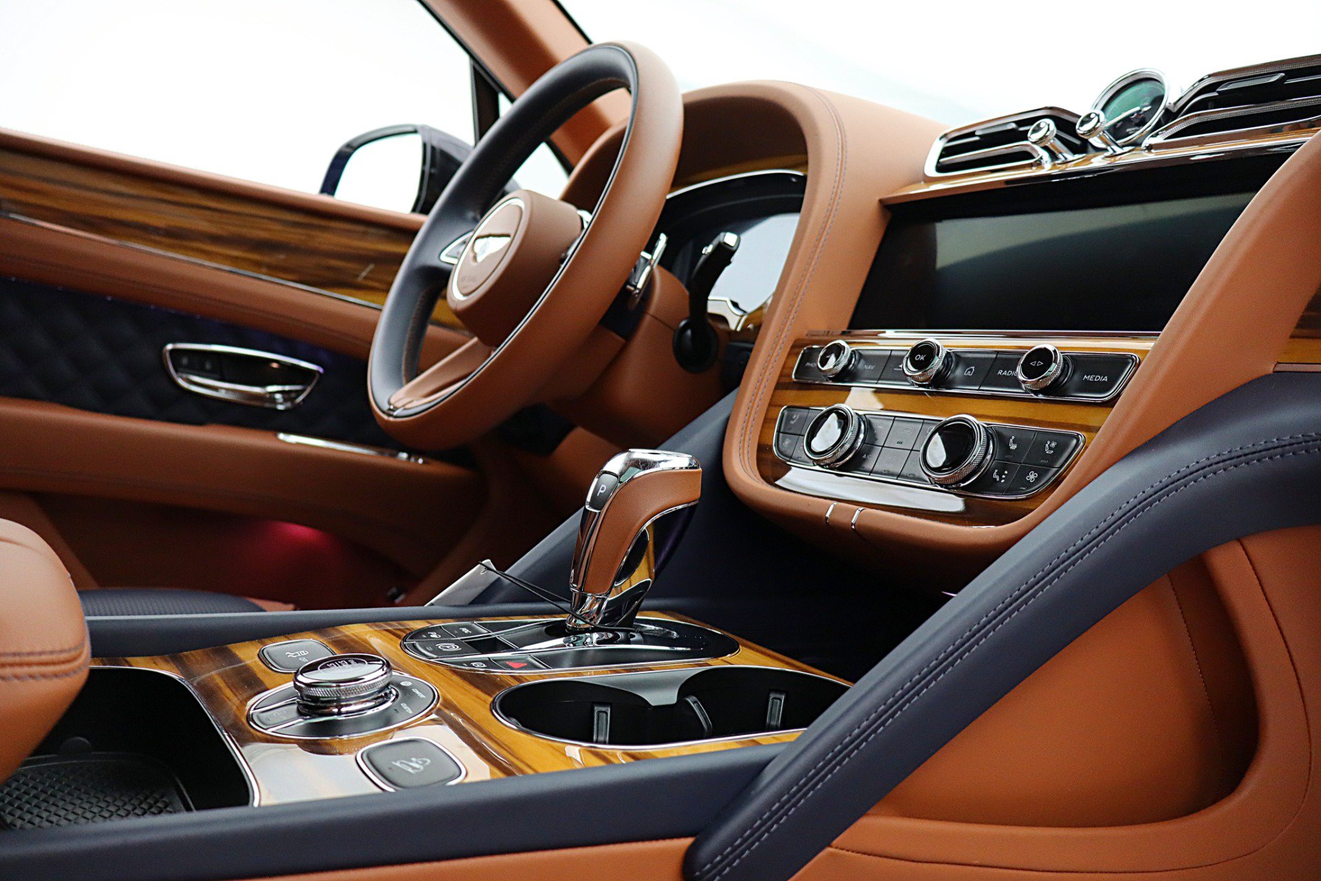 Certified 2022 Bentley Bentayga AWD/4WD image 33
