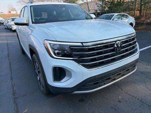 Used 2025 Volkswagen Atlas SE image 3