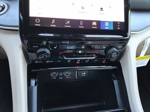 New 2025 Jeep Grand Cherokee Limited image 28