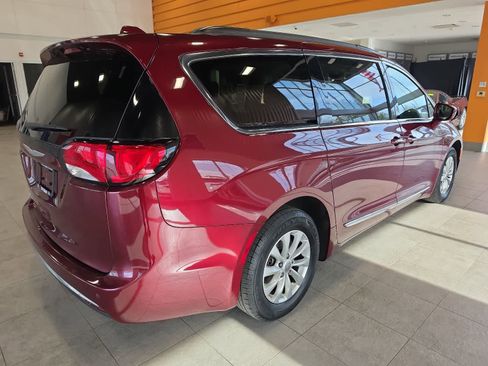 Used 2017 Chrysler Pacifica Touring-L FWD image 6