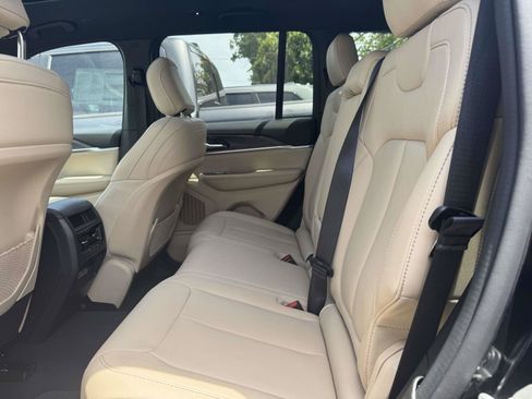 Used 2024 Jeep Grand Cherokee Limited AWD/4WD image 14