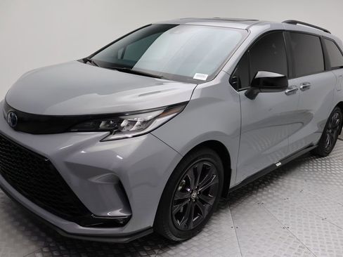 Used 2025 Toyota Sienna XSE w/ XSE Plus Package FWD image 2