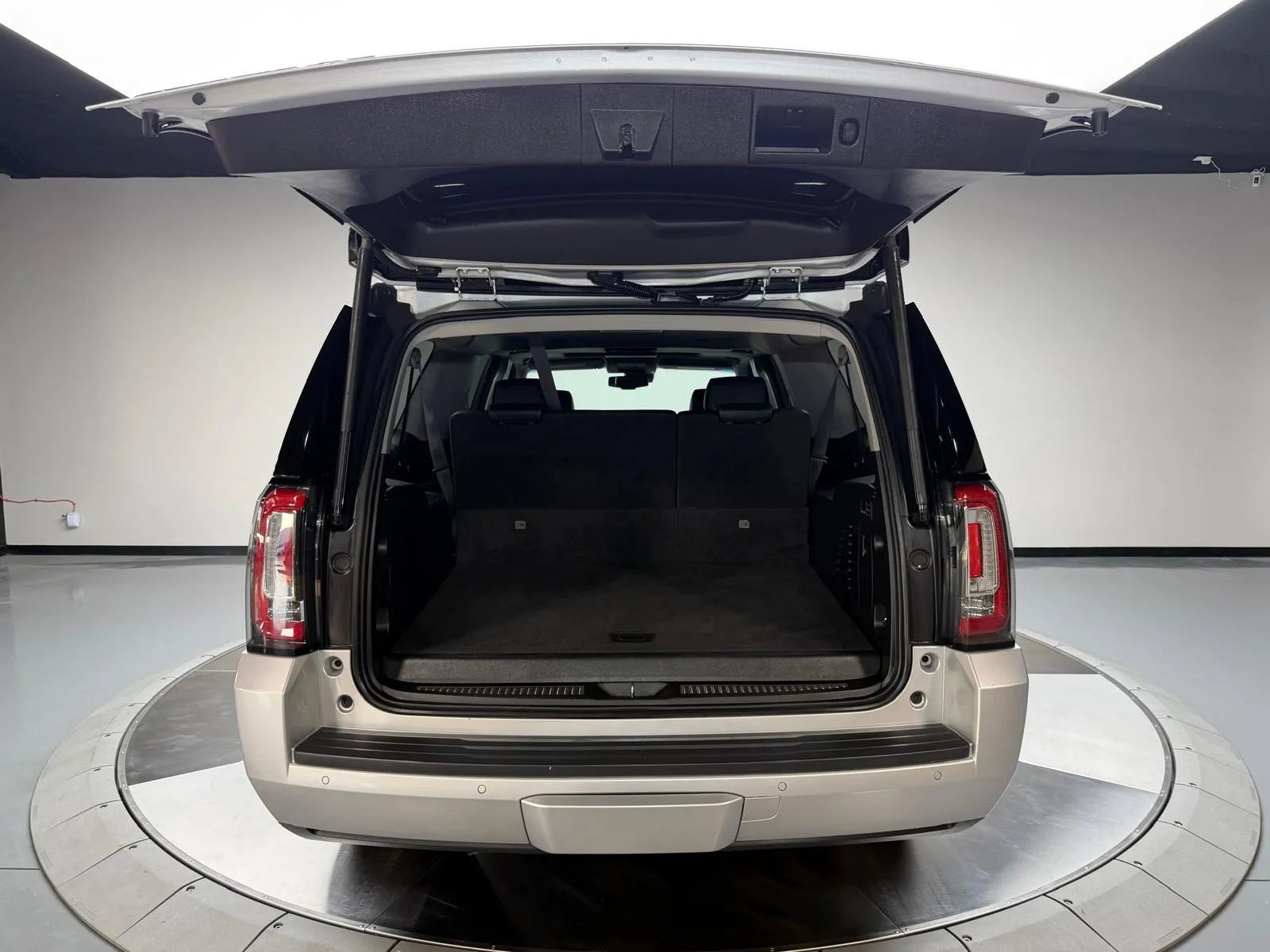 Used 2016 GMC Yukon XL SLT w/ Open Road Package RWD image 12