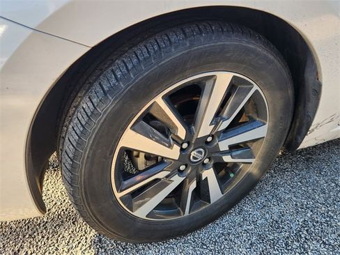 Used 2021 Nissan Versa SV image 10