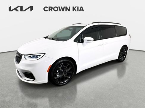 Used 2021 Chrysler Pacifica Touring-L w/ Uconnect Theater Family Group FWD image 1