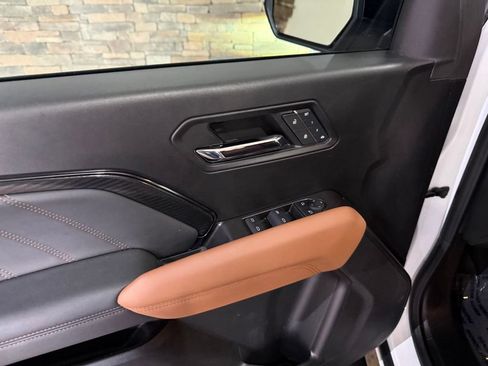 Used 2024 GMC Canyon AT4 w/ AT4 Premium Package AWD/4WD image 9