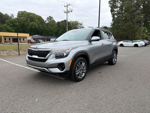 Used 2021 Kia Seltos S AWD/4WD image 2