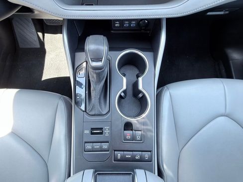 Used 2022 Toyota Highlander XLE image 2