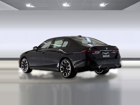 Used 2026 BMW 530i w/ M Sport Package image 3