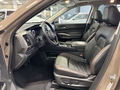 Certified 2024 Nissan Pathfinder Platinum AWD/4WD image 13