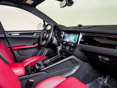Certified 2025 Porsche Macan AWD/4WD image 14