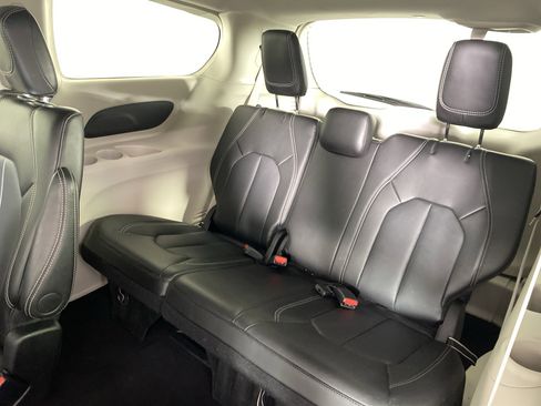 Used 2024 Chrysler Pacifica Touring-L image 33