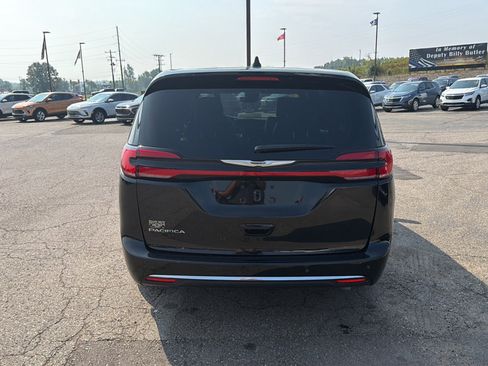 Used 2026 Chrysler Pacifica Select FWD image 5