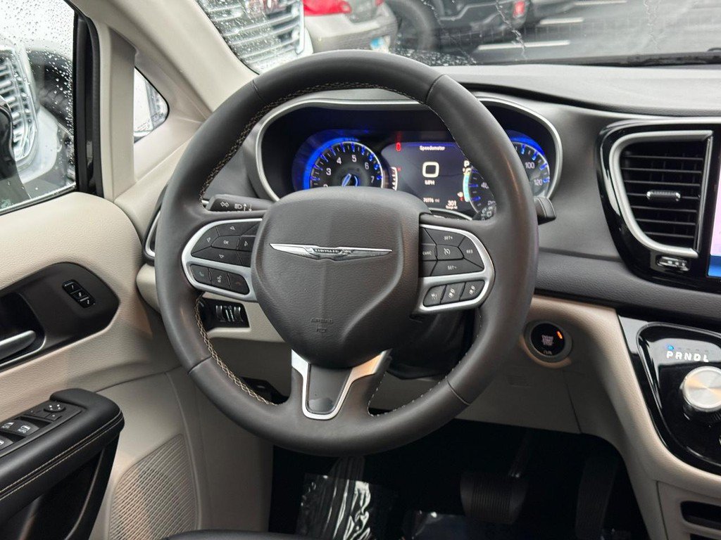 Used 2024 Chrysler Pacifica Touring-L FWD image 13
