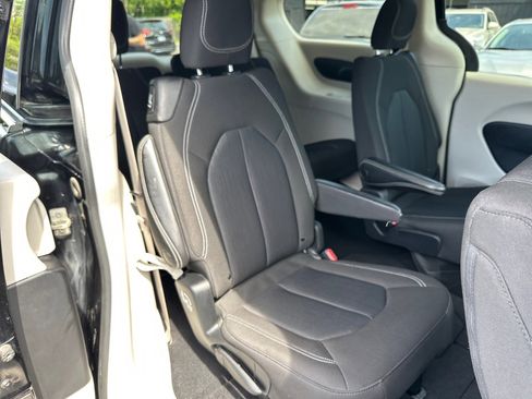 Used 2022 Chrysler Voyager LX FWD image 17