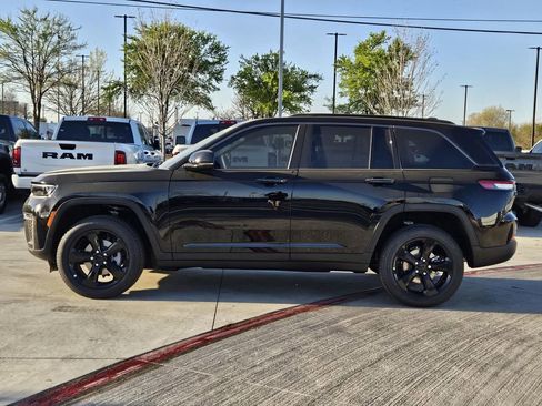New 2026 Jeep Grand Cherokee Limited RWD image 2