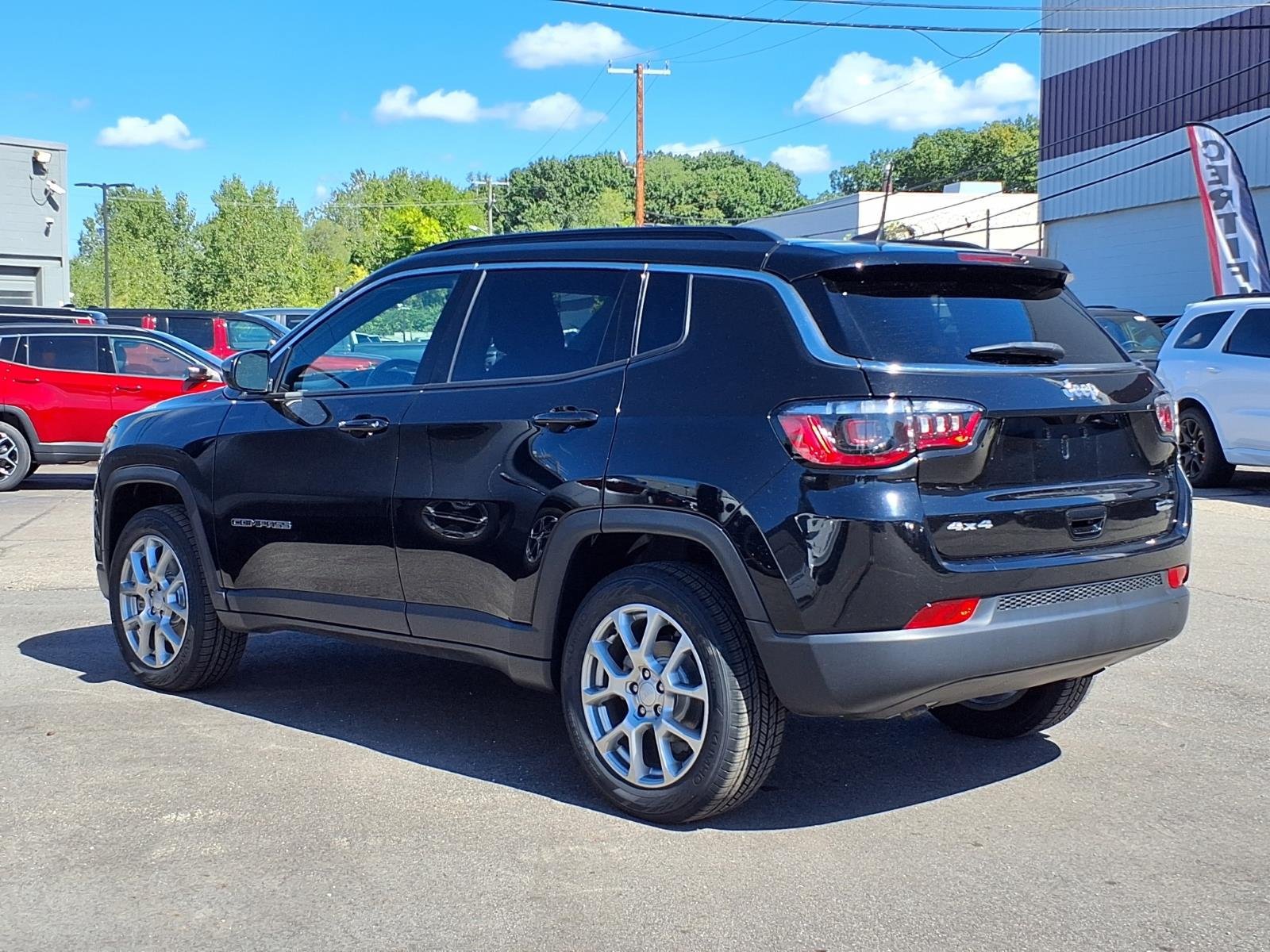 Certified 2023 Jeep Compass Latitude AWD/4WD image 2