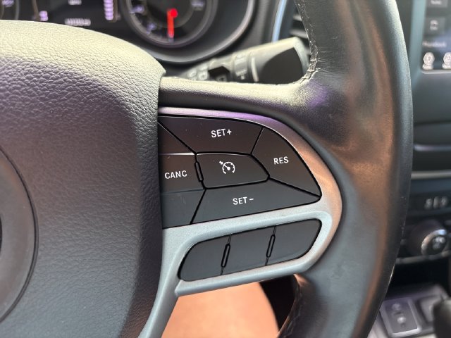 Used 2019 Jeep Cherokee Latitude Plus w/ Cold Weather Group AWD/4WD image 11