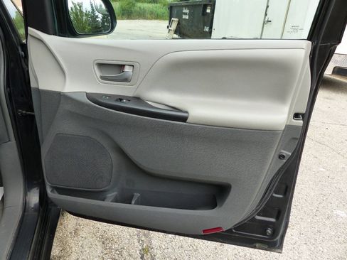 Used 2017 Toyota Sienna LE FWD image 55
