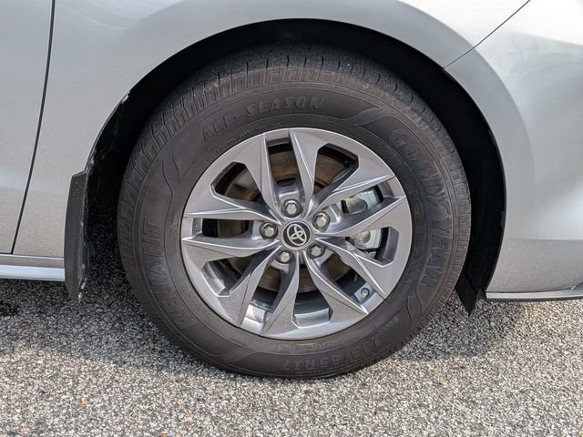 Used 2024 Toyota Sienna XLE FWD image 12