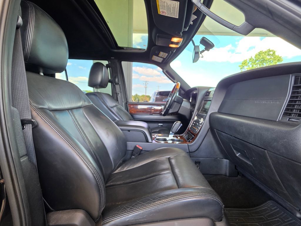 Used 2015 Lincoln Navigator 4WD image 30