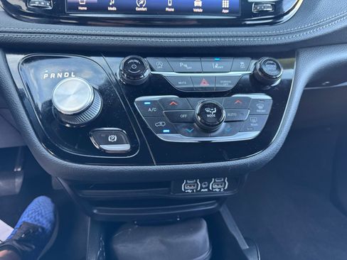 Used 2021 Chrysler Pacifica Touring w/ S Appearance Package image 12