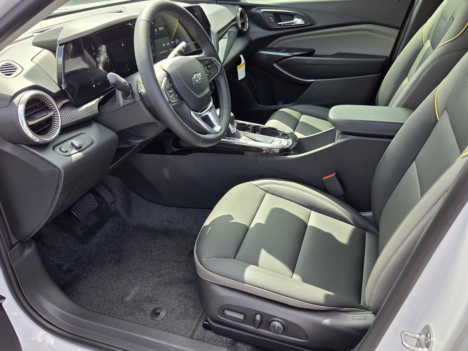 New 2026 Chevrolet Trax ACTIV w/ Sunroof Package FWD image 5