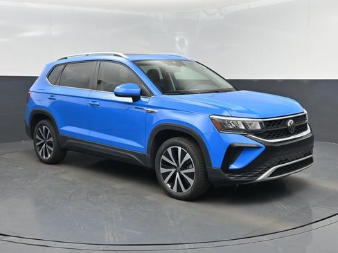 Used 2022 Volkswagen Taos SE image 1