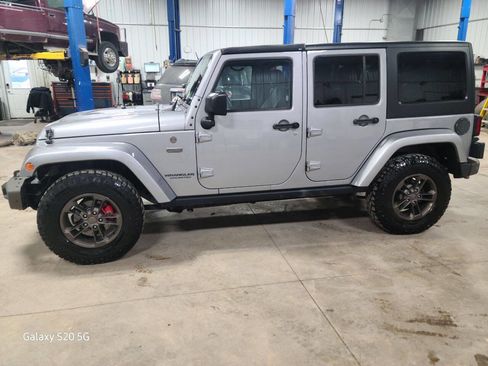 Used 2016 Jeep Wrangler Unlimited Sahara image 4
