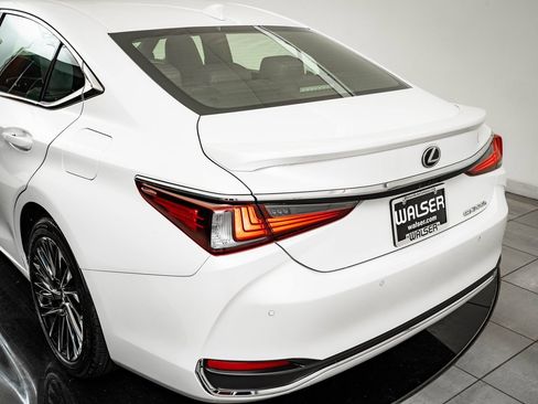 Certified 2025 Lexus ES 300h w/ Luxury Package image 19