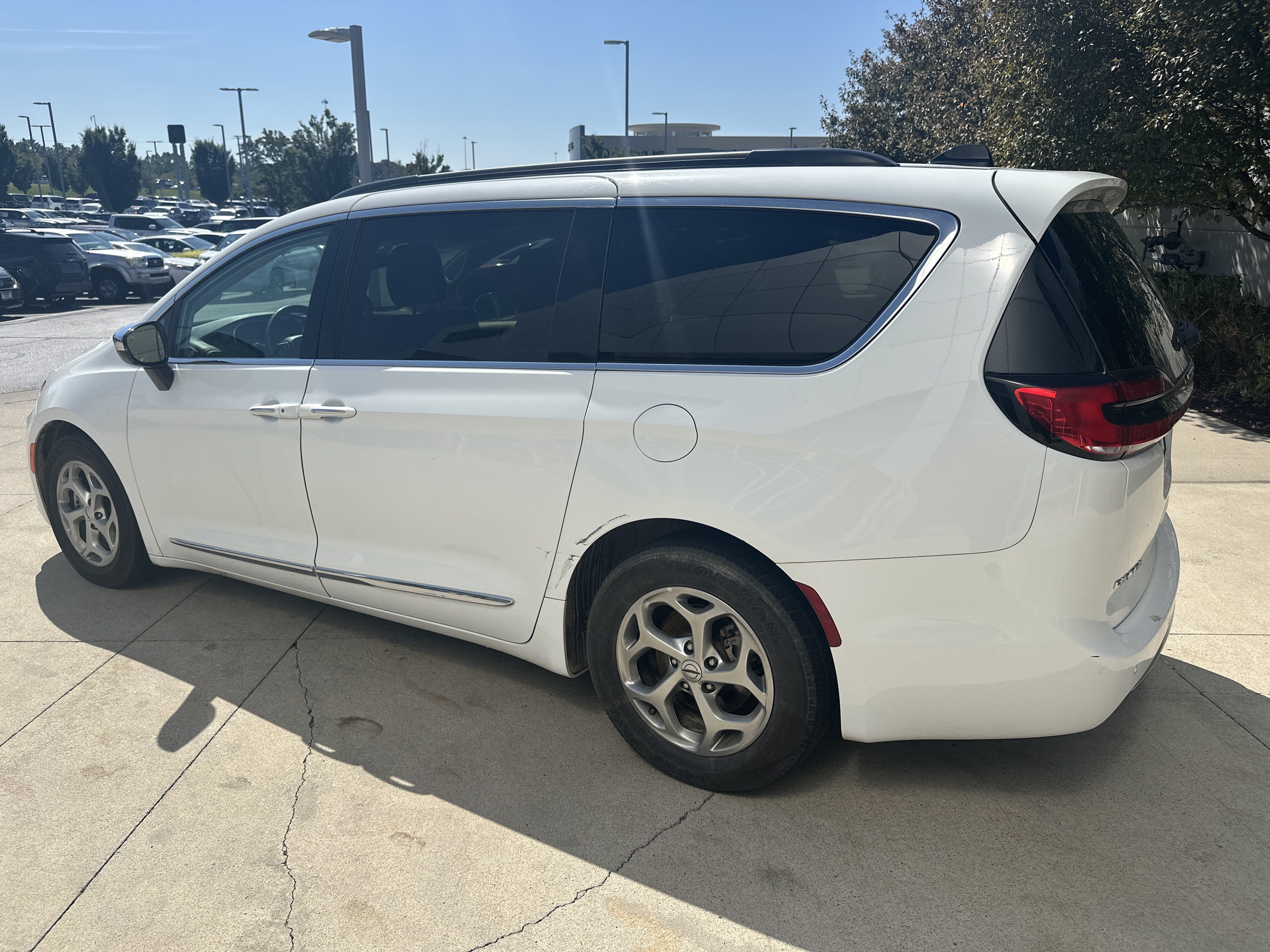 Used 2023 Chrysler Pacifica Limited FWD image 6