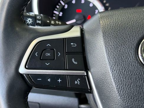 Used 2023 Toyota Highlander XLE image 26