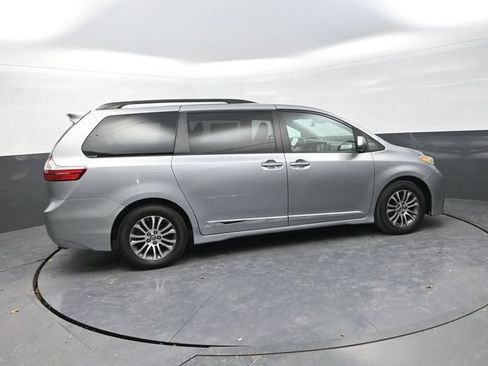 Used 2018 Toyota Sienna XLE FWD image 9