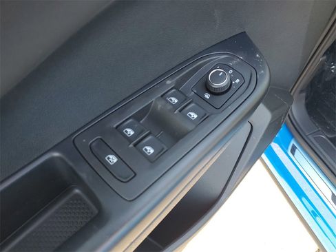 New 2026 Volkswagen Taos SE image 18