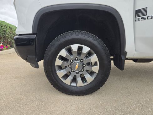Used 2025 Chevrolet Silverado 2500 Custom w/ Custom Value Package image 21