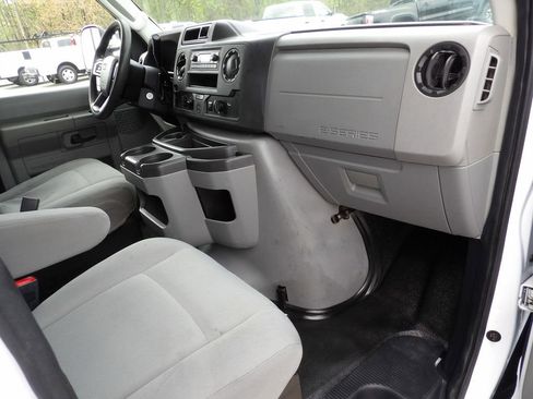 Used 2022 Ford E-450 and Econoline 450 Super Duty image 30