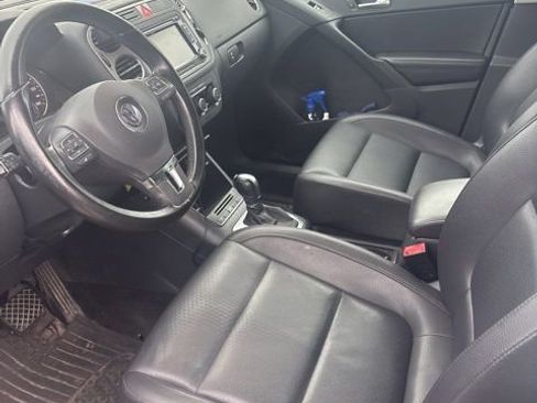 Used 2011 Volkswagen Tiguan SE image 6