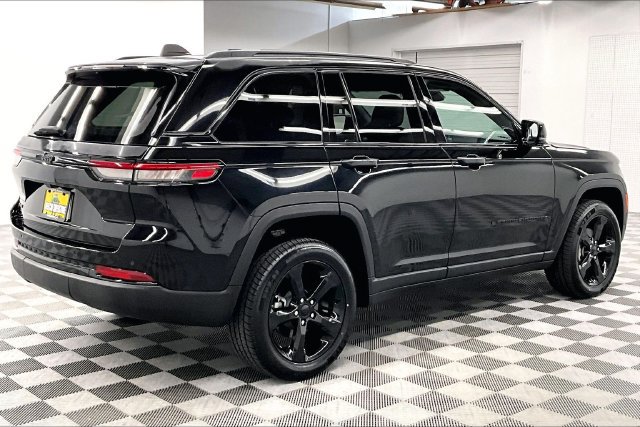 Used 2023 Jeep Grand Cherokee Altitude AWD/4WD image 13