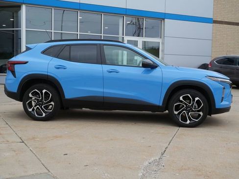 Used 2024 Chevrolet Trax RS w/ Sunroof Package FWD image 8