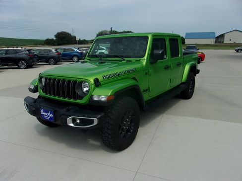 Used 2025 Jeep Gladiator Sport AWD/4WD image 7