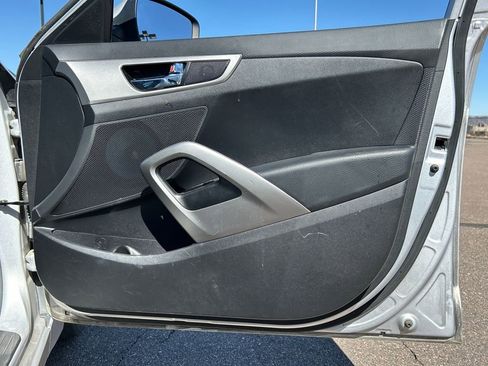 Used 2017 Hyundai Veloster Base image 25